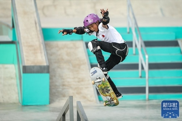 9月27日，中國(guó)選手崔宸曦在比賽中。當(dāng)日，在錢塘輪滑中心舉行的杭州亞運(yùn)會(huì)女子街式?jīng)Q賽中，中國(guó)選手崔宸曦以242.62分的成績(jī)奪得冠軍，曾文蕙獲得亞軍，日本選手伊藤美優(yōu)獲得季軍。新華社記者 潘昱龍攝