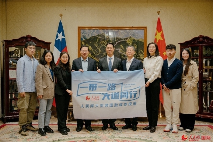 牛清報(bào)大使（中）與人民網(wǎng)、人民日報(bào)社記者合影。 人民網(wǎng)記者 張若涵攝