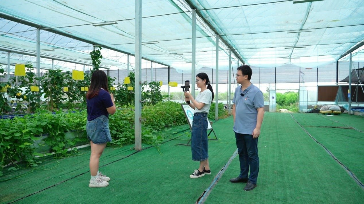 學生們正在現(xiàn)場直播。受訪單位供圖