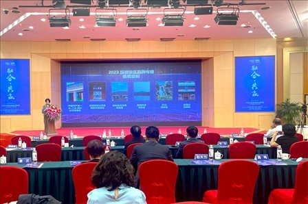 現(xiàn)場發(fā)布《2023旅游景區(qū)品牌傳播優(yōu)秀案例》。人民網(wǎng)記者 劉微攝