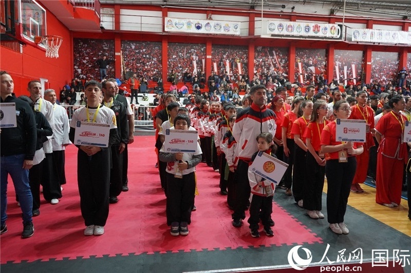 圖為開幕式現(xiàn)場運動員入場儀式。人民網(wǎng)記者 許放攝