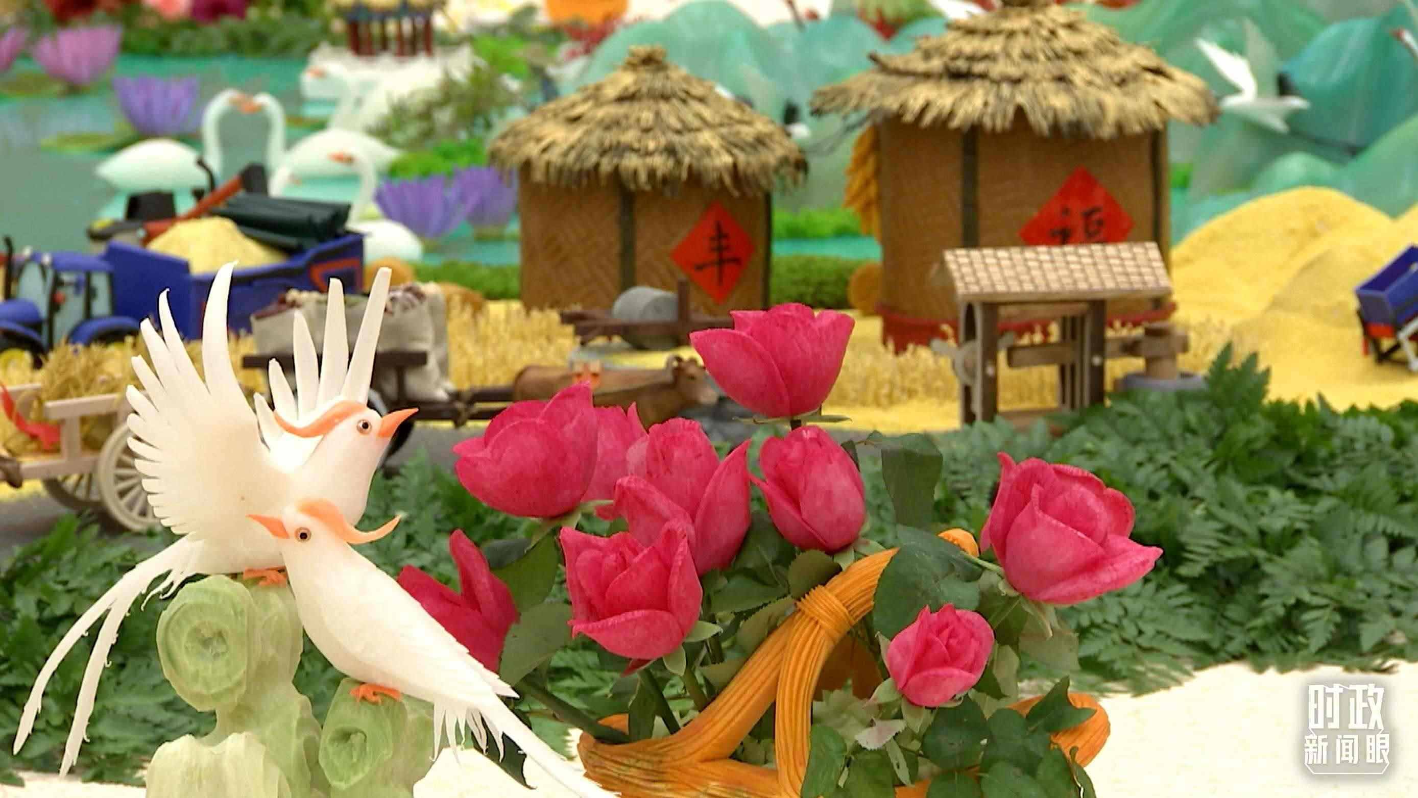 △宴會廳內(nèi)，節(jié)日氛圍濃郁。