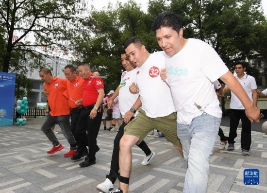 9月28日，在柯橋柯亭社區(qū)，各民族居民參加趣味運(yùn)動(dòng)會(huì)。