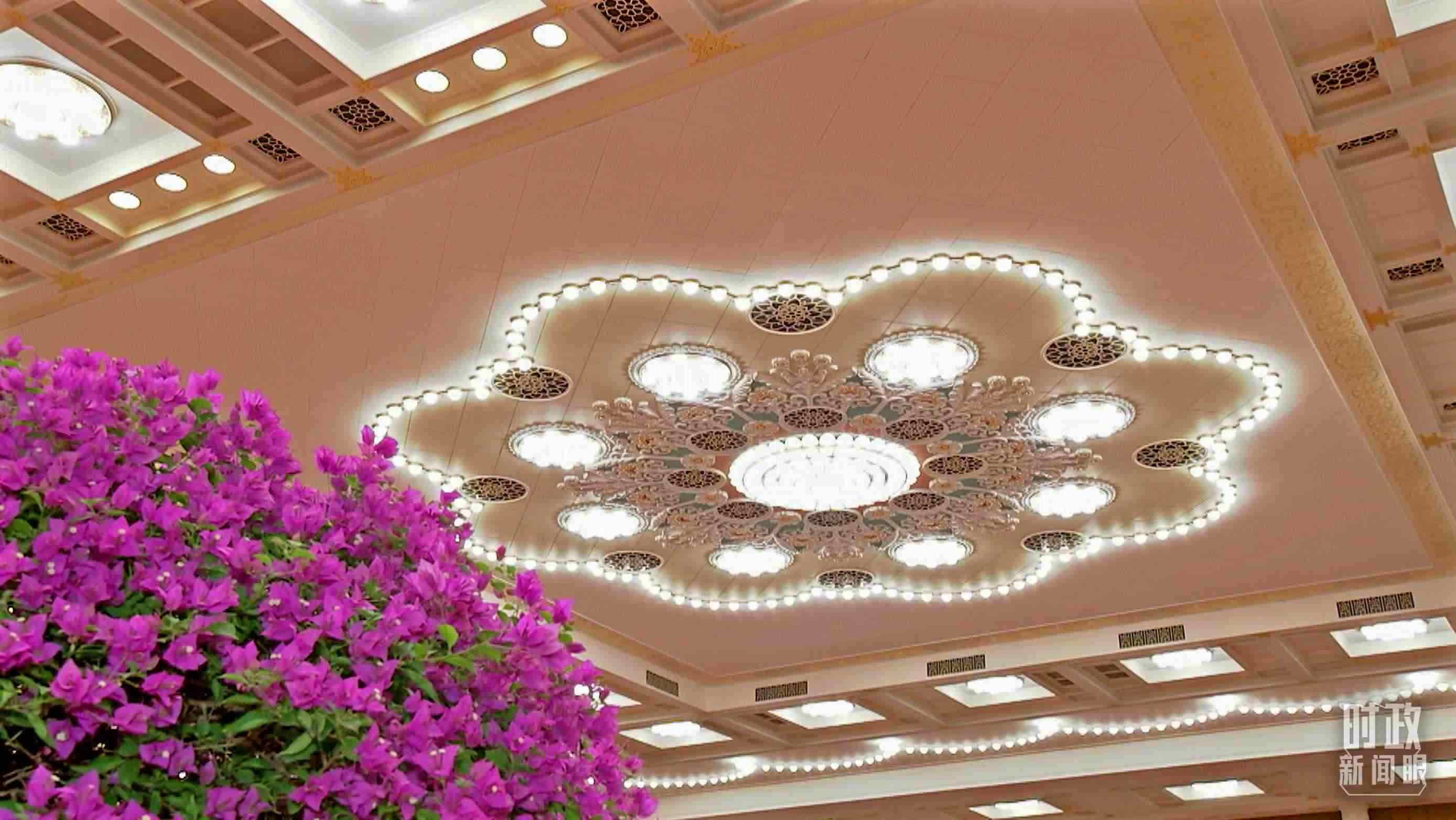 △人民大會堂宴會廳，華燈璀璨、鮮花綻放。