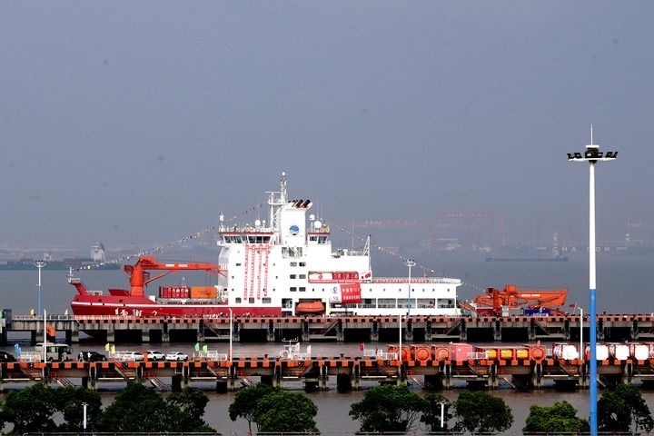 9月27日，“雪龍2”號極地科考破冰船停泊在中國極地考察國內(nèi)基地碼頭。當(dāng)日，由自然資源部組織的中國第13次北冰洋科學(xué)考察隊(duì)乘“雪龍2”號極地科考破冰船返回上海，標(biāo)志著中國第13次北冰洋科學(xué)考察任務(wù)圓滿完成。新華社記者 張建松 攝