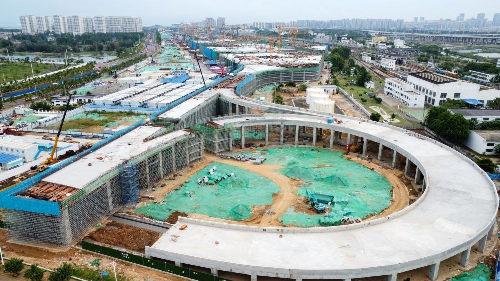 9月9日拍攝的海口新海港和南港“二線口岸”（貨運(yùn)）集中查驗(yàn)場所建設(shè)項(xiàng)目（無人機(jī)照片）。該項(xiàng)目是海南自貿(mào)港封關(guān)運(yùn)作重點(diǎn)項(xiàng)目。新華社記者 楊冠宇 攝