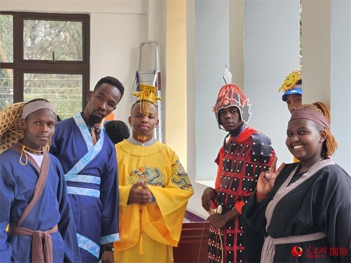 28日，肯尼亞內(nèi)羅畢大學(xué)孔子學(xué)院舉行“詩劇頌中秋，中肯共月明”中秋慶典，情景劇《嫦娥奔月》部分演員合影。人民網(wǎng)記者 黃煒鑫攝