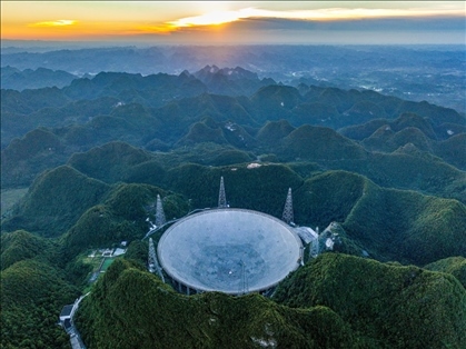 “中國(guó)天眼”全景（維護(hù)保養(yǎng)期間拍攝）。新華社記者 歐東衢 攝