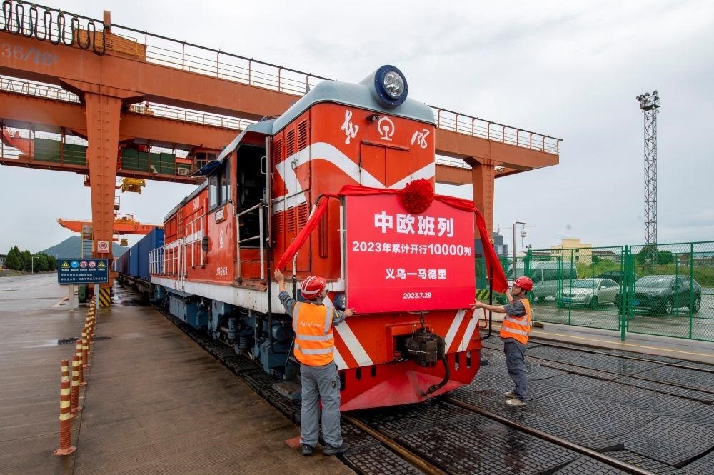 △2023年7月29日，滿載110個(gè)標(biāo)箱出口貨物的X8020次中歐班列從浙江義烏西站準(zhǔn)備啟程。