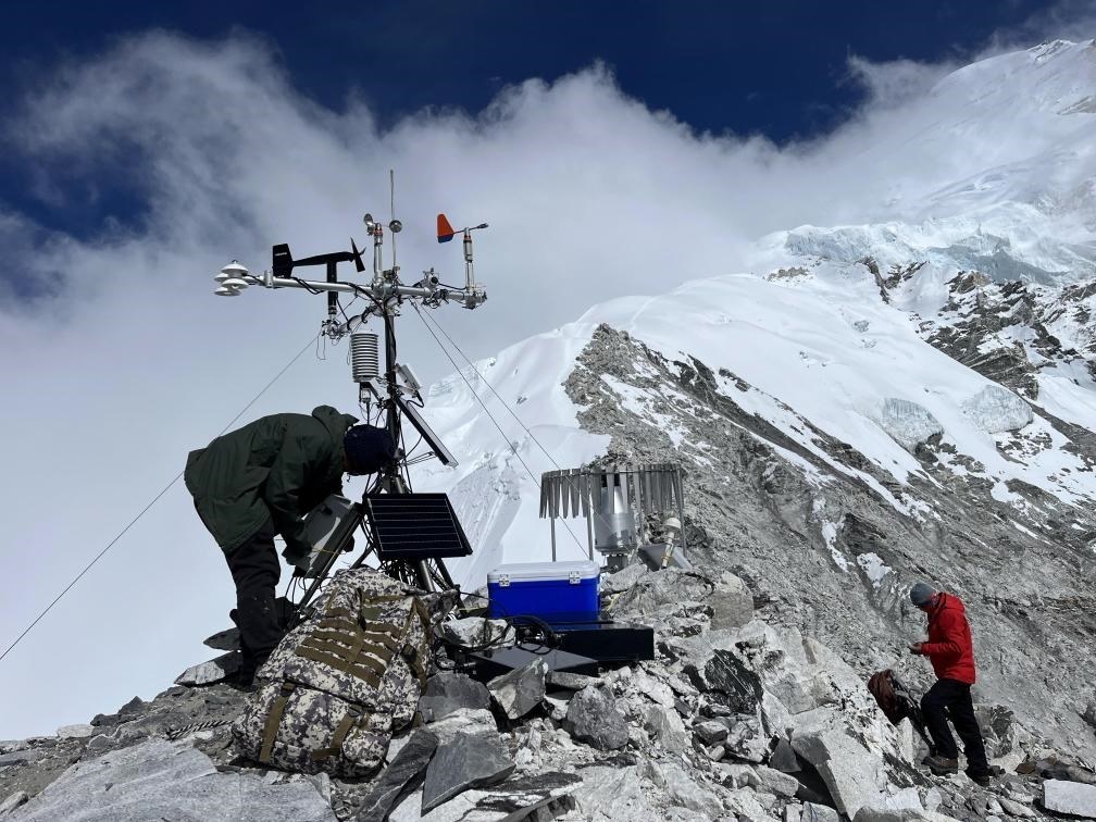 科考隊(duì)員在海拔6450米架設(shè)自動氣象站（9月25日攝）。（圖片由第二次青藏科考隊(duì)科考隊(duì)員提供）