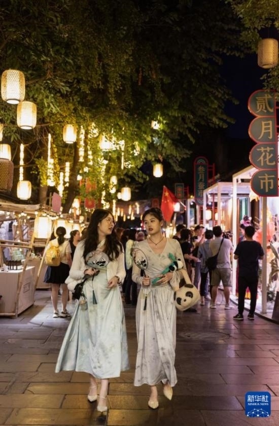 在成都寬窄巷子，兩位來自安徽的游客在新“十二月市”街區(qū)游覽（9月29日攝）。