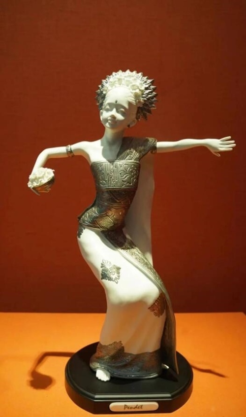 2013年10月，時(shí)任印度尼西亞總統(tǒng)蘇西洛贈(zèng)送習(xí)近平主席的鑲錫瓷塑舞者。