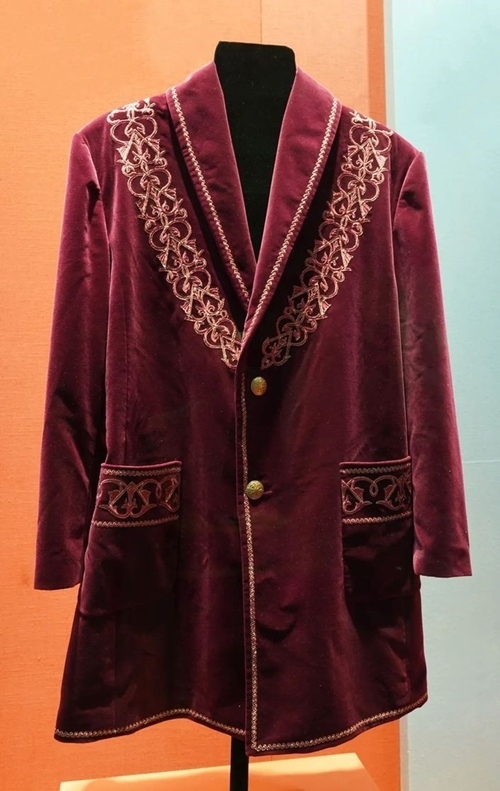 2013年9月，時(shí)任哈薩克斯坦總統(tǒng)納扎爾巴耶夫贈(zèng)送習(xí)近平主席的哈薩克斯坦民族服裝。