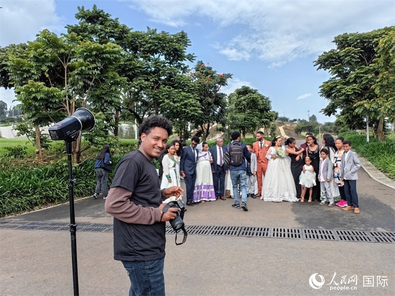 一對新人和親友在亞的斯亞貝巴友誼廣場合影。人民網(wǎng)記者 陳星星攝