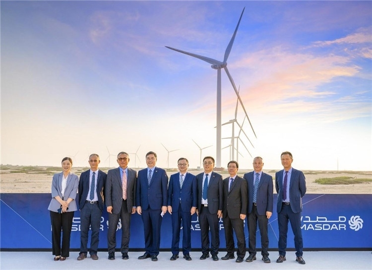 中方建設(shè)者在風(fēng)電場(chǎng)合影。中國(guó)電建供圖