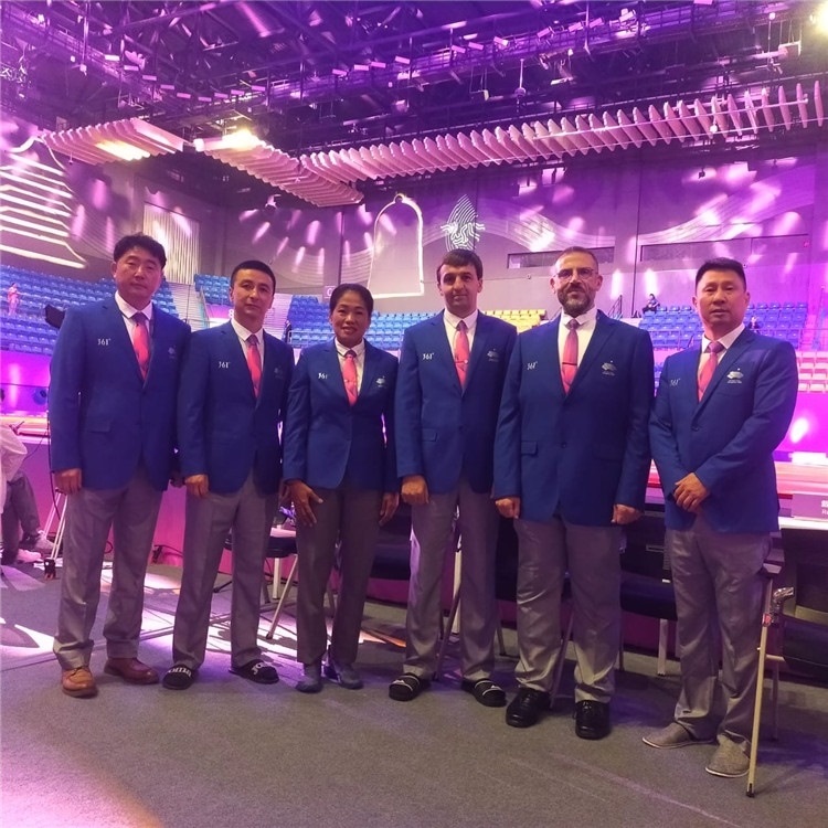 詹多斯·基亞諾夫與各國(guó)裁判員合影（左二）。 受訪者供圖