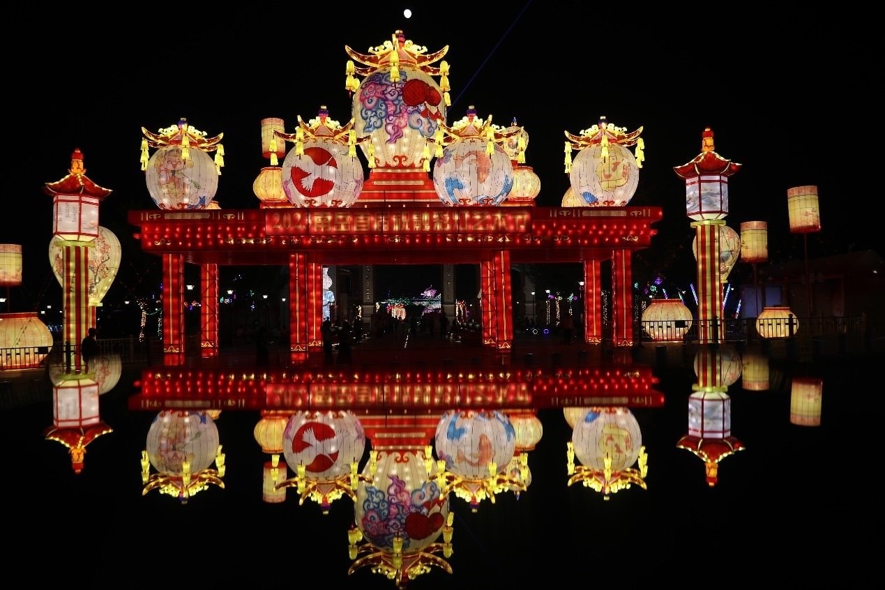 中秋國(guó)慶期間，南岳祝融文旅小鎮(zhèn)舉辦祝融花燈節(jié)。曹正平攝