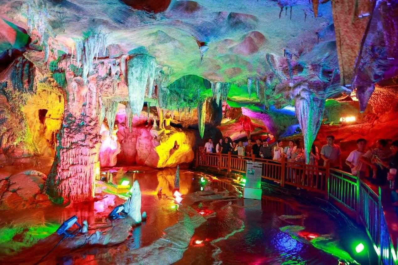 國(guó)慶假期期間，江西萬年神農(nóng)宮景區(qū)游人如織。受訪者供圖