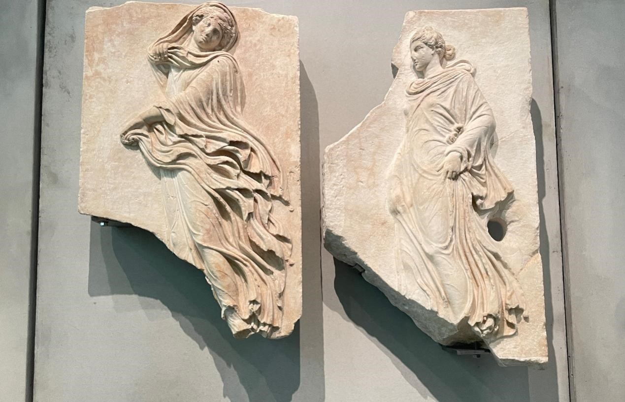 出自酒神劇場的浮雕，刻畫了舞者的形象。人民網(wǎng)記者 郭冠華攝