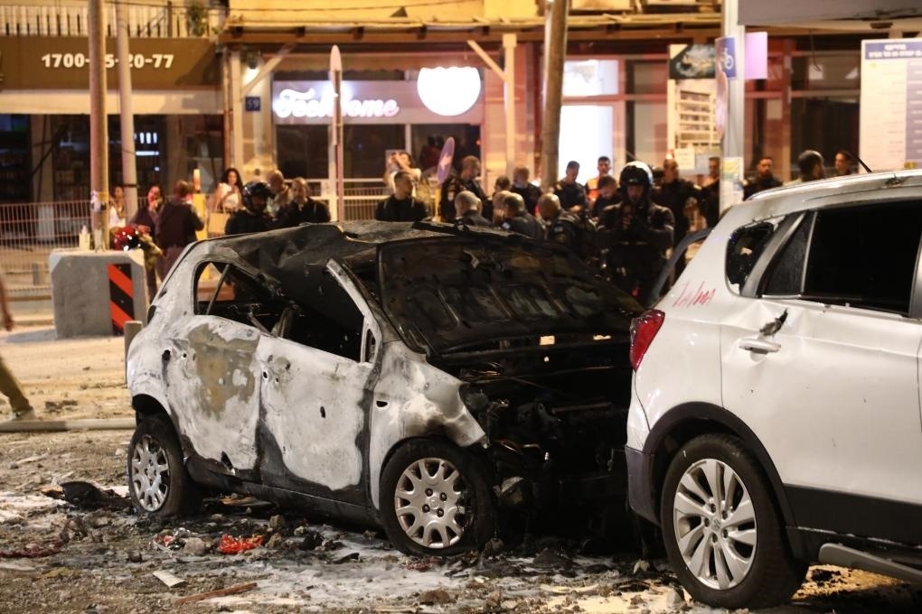 這是10月7日在以色列特拉維夫拍攝的遭火箭彈破壞的車輛。新華社發(fā)