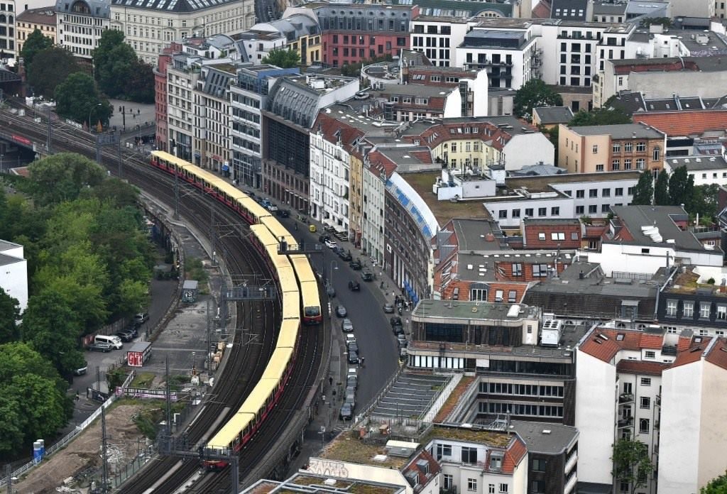 5月23日，列車在德國柏林市區(qū)行駛。新華社記者任鵬飛攝