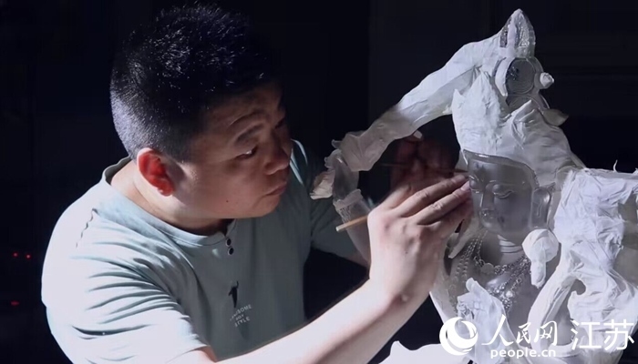 正在精雕細(xì)琢的東海水晶。 人民網(wǎng) 范堯攝