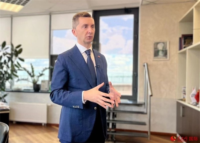 中白工業(yè)園開(kāi)發(fā)公司第一副總經(jīng)理基里爾·卡羅杰耶夫接受人民網(wǎng)記者采訪。人民網(wǎng)記者 朱虹攝