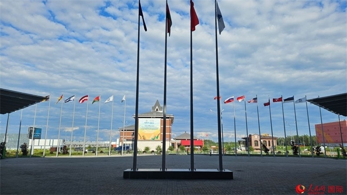 中白工業(yè)園內(nèi)，多國(guó)國(guó)旗飄揚(yáng)。園區(qū)已有來(lái)自16個(gè)國(guó)家和地區(qū)的企業(yè)入駐。人民網(wǎng)記者 朱虹攝