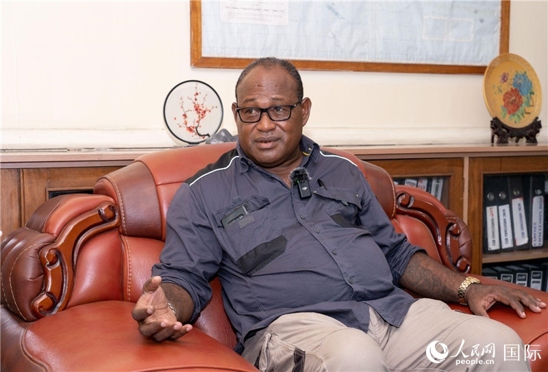 2023年9月13日，所羅門群島副總理兼基礎設施和發(fā)展部長梅納西·梅蘭加在首都霍尼亞拉接受人民網(wǎng)記者專訪。人民網(wǎng) 賀吉攝