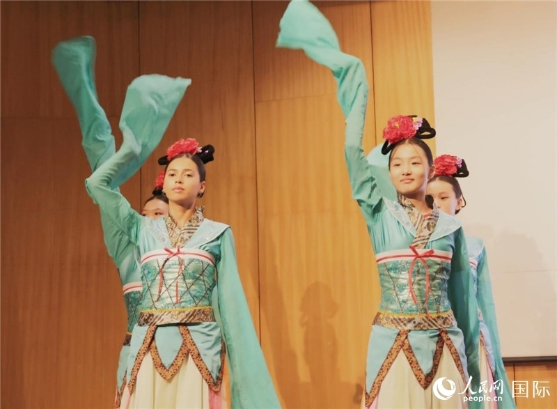 兩國(guó)文化志愿者共同表演中國(guó)傳統(tǒng)舞蹈。人民網(wǎng)記者 陳海琪攝