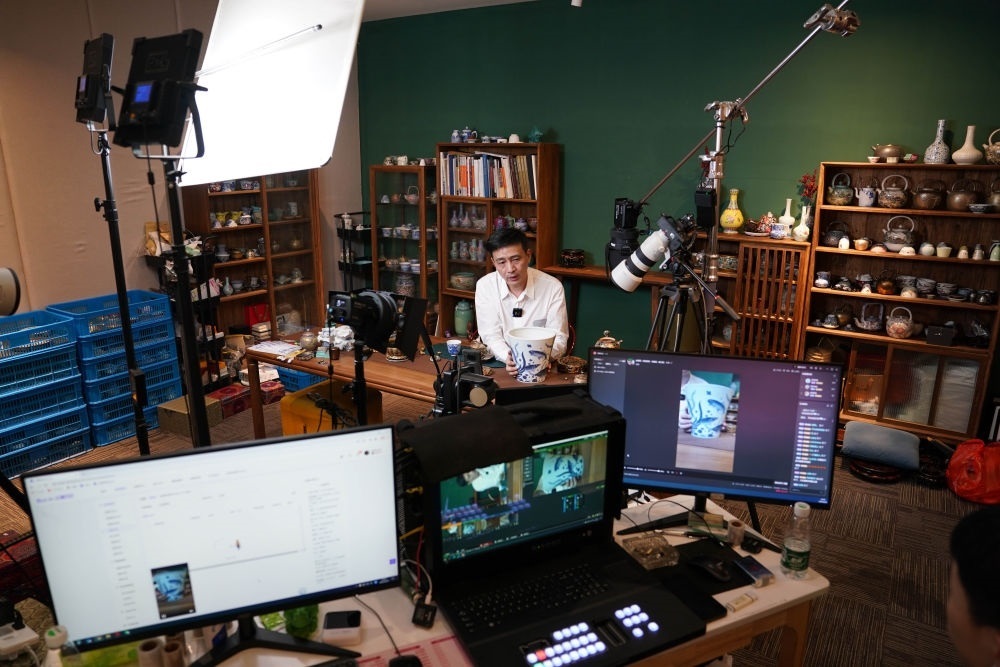 ↑在景德鎮(zhèn)，工作人員通過網(wǎng)絡(luò)直播推介陶瓷產(chǎn)品（2023年2月22日攝）。