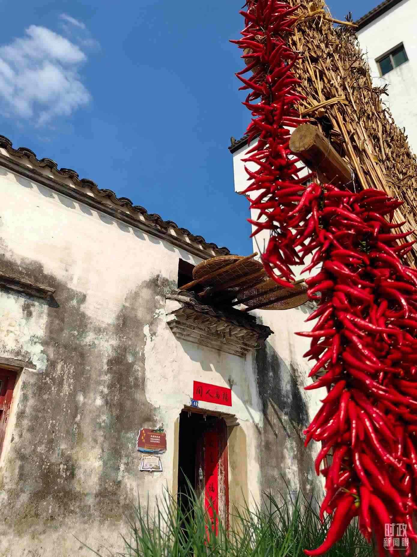 △石門村農(nóng)家晾曬的辣椒。（總臺央視記者段德文拍攝）