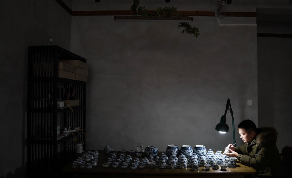 ↑ 2020年12月23日，手工陶瓷制作者在工作室檢測成品。