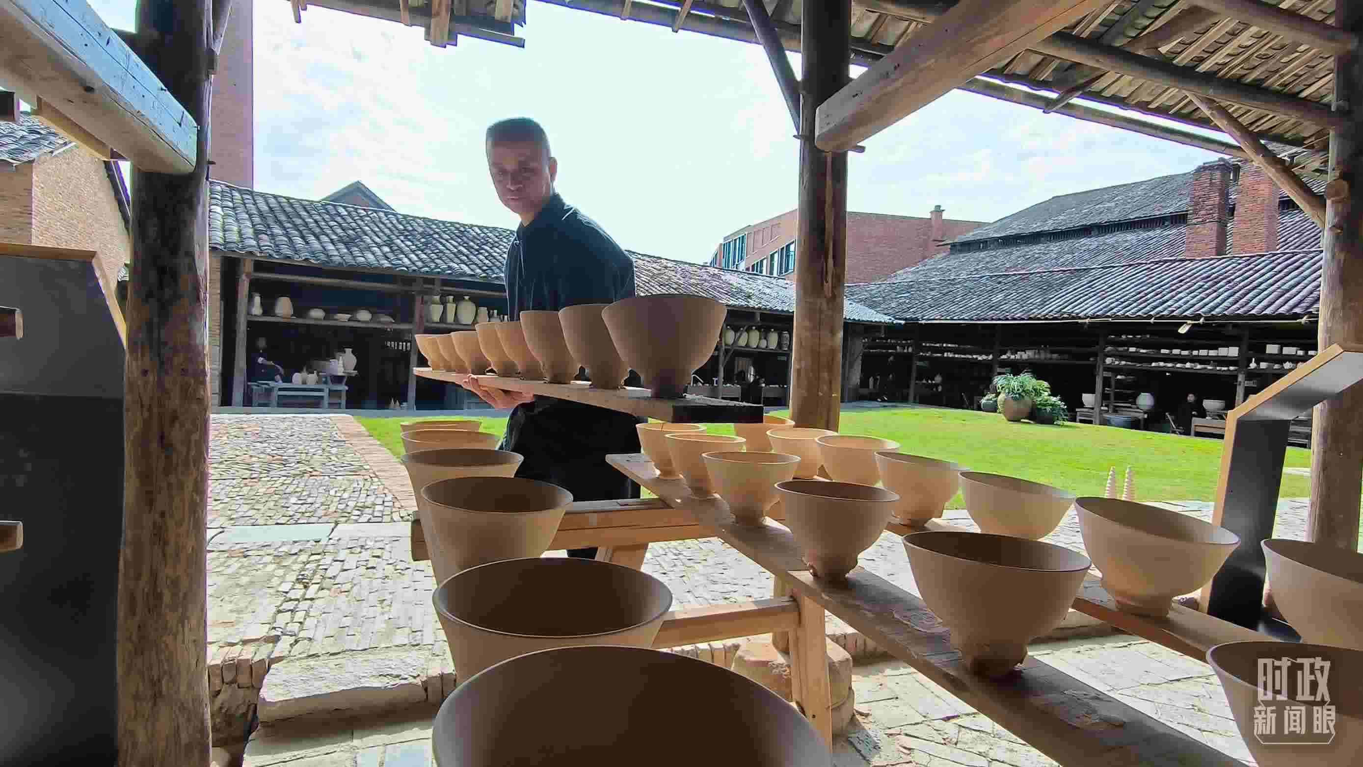 △匠人正在晾曬陶瓷制品。（總臺央視記者范凱拍攝）