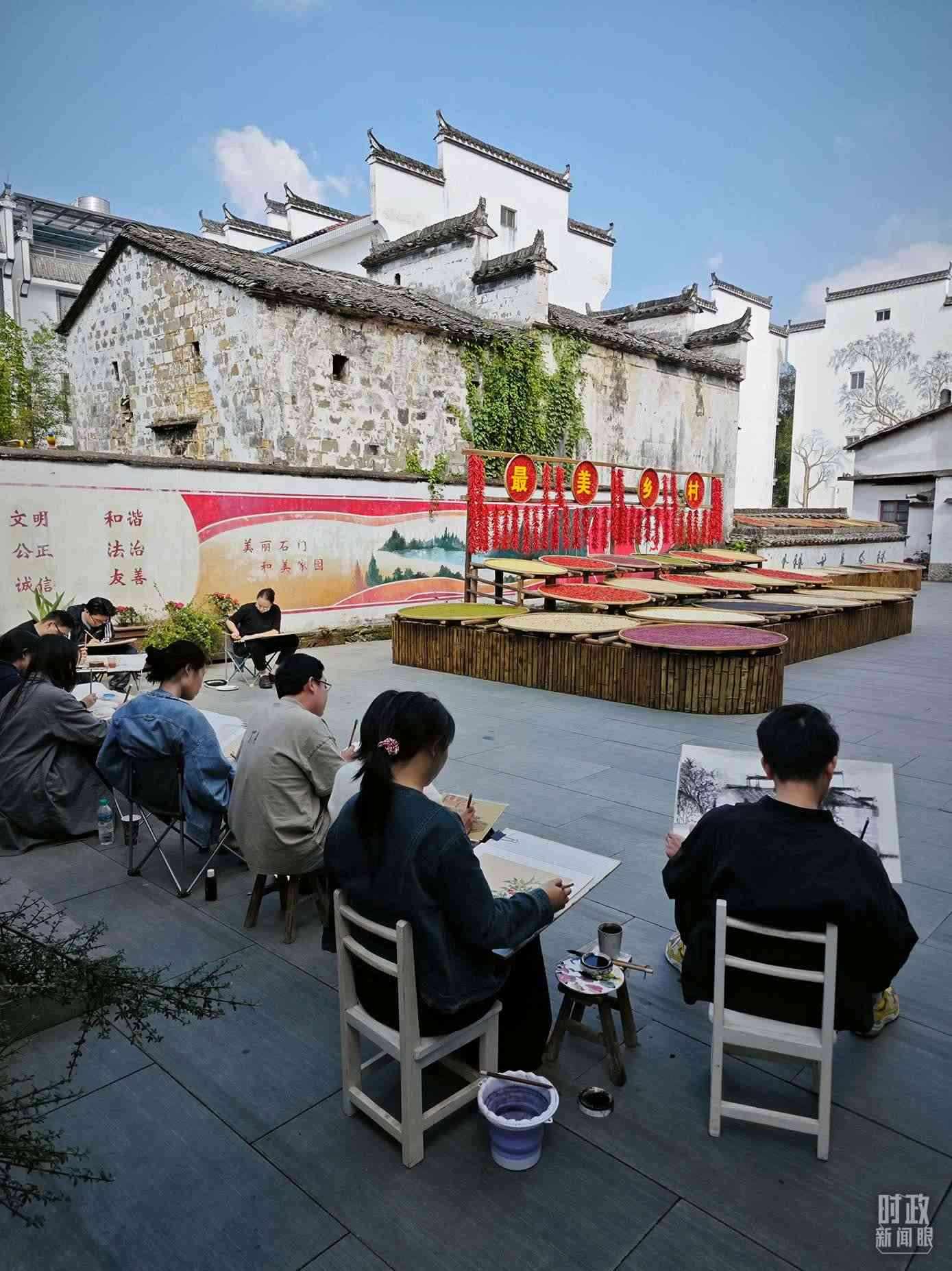 △來自中國美術(shù)學(xué)院的同學(xué)在石門村寫生。（總臺央視記者郁振一拍攝）