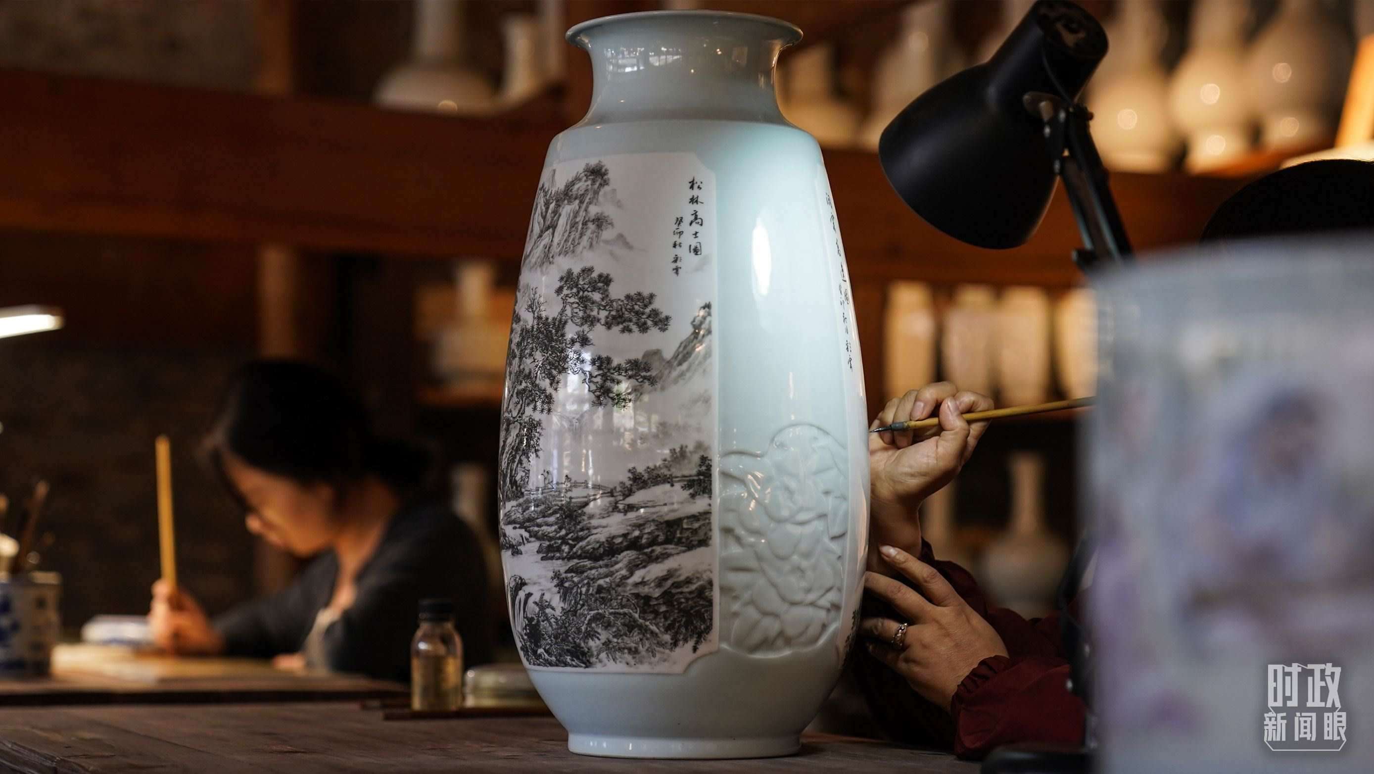 △陶瓷畫師正在繪制瓷器。（總臺國廣記者李晉拍攝）