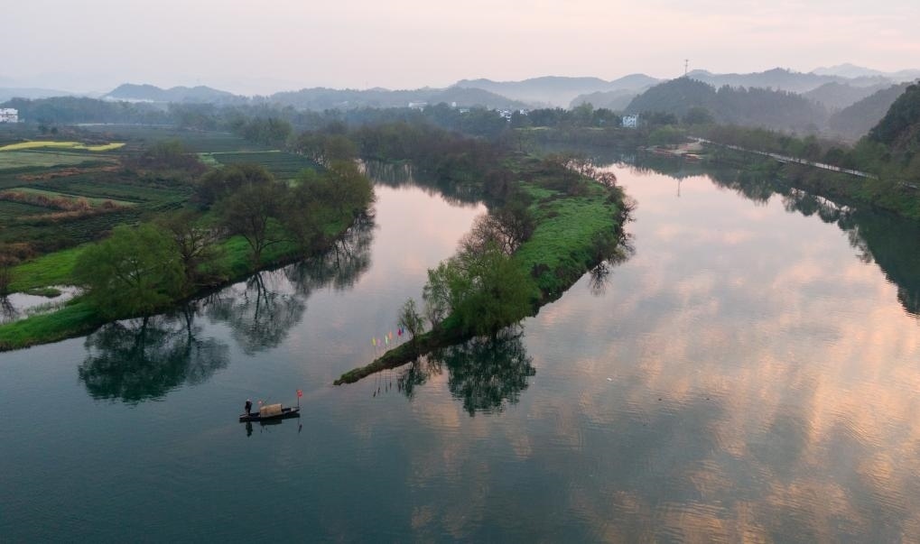 2021年3月15日拍攝的婺源月亮灣旅游公園，石門自然村坐落于此。新華社記者 胡晨歡 攝