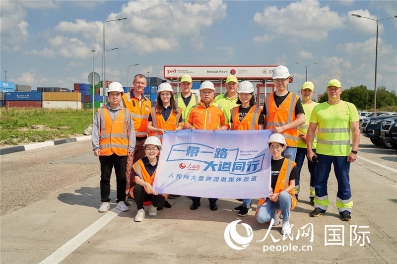 人民網(wǎng)記者在莫斯科別雷拉斯特物流中心采訪。