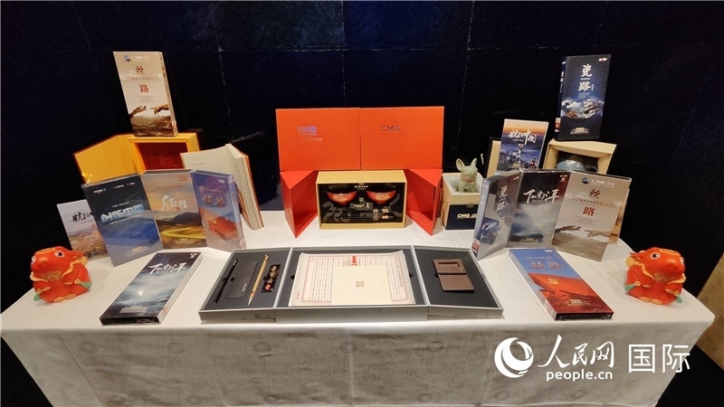 中央廣播電視總臺精品節(jié)目及文創(chuàng)產(chǎn)品展臺。人民網(wǎng) 蔣曉辰攝