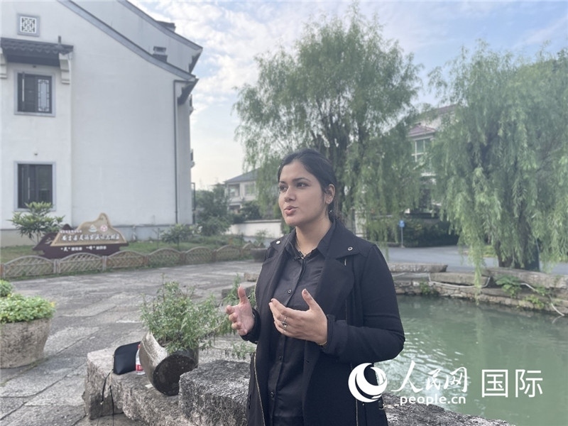 孟加拉國(guó)Channel 24電視頻道主持人伊斯拉特·阿敏在安吉接受記者采訪。人民網(wǎng)記者 張榮攝