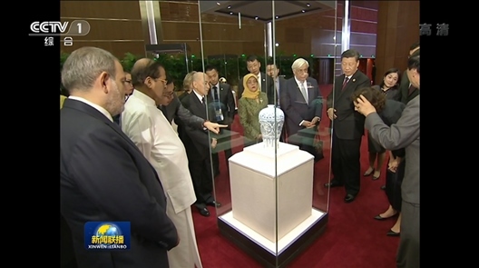 2019年5月15日，中外領(lǐng)導(dǎo)人共同參觀“大美亞細亞——亞洲文明展”。（視頻截圖）