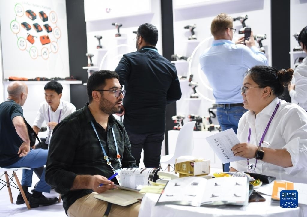 10月15日，在一家電動(dòng)工具展臺(tái)，外國(guó)采購(gòu)商在洽談業(yè)務(wù)。新華社記者 鄧華 攝