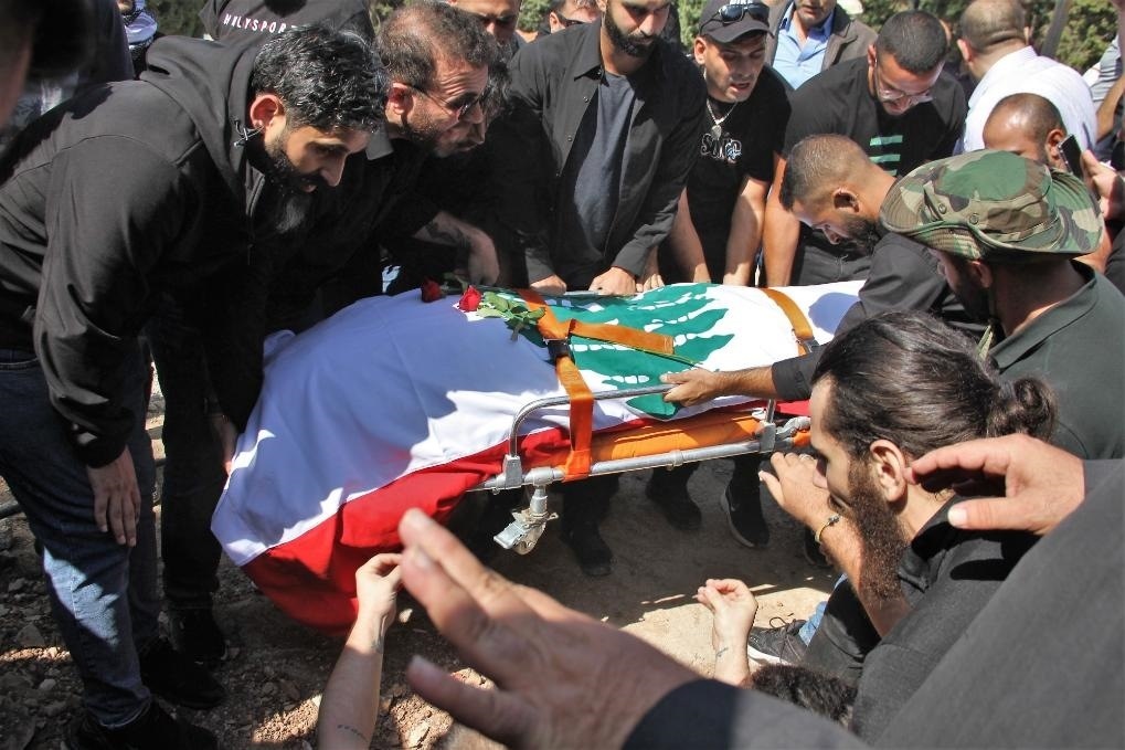 10月14日，黎巴嫩南部希亞姆鎮(zhèn)，黎巴嫩記者和民眾為在以色列轟炸中死亡的攝影記者伊薩姆·阿卜杜拉送葬。新華社發(fā)（塔希爾·阿布·哈姆丹攝）