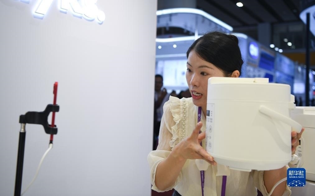 10月15日，參展的工作人員在展臺(tái)直播介紹家電產(chǎn)品。新華社記者 鄧華 攝