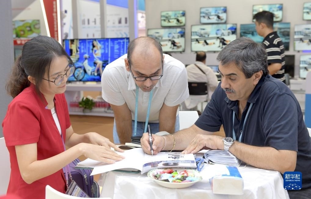 10月15日，客商在廣交會(huì)上洽談業(yè)務(wù)。新華社記者 盧漢欣 攝