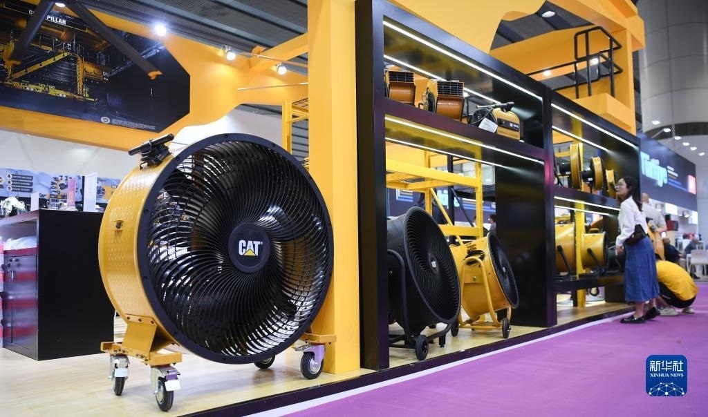 10月15日，參觀者在了解一家美國(guó)參展商的產(chǎn)品。新華社記者 鄧華 攝