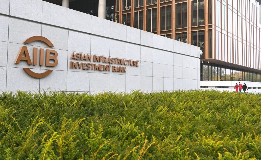 這是亞洲基礎(chǔ)設(shè)施投資銀行（亞投行）標(biāo)志（2021年10月25日攝）。新華社記者 李賀 攝
