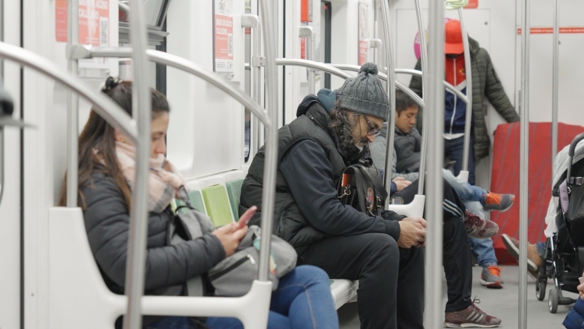 阿根廷布宜諾斯艾利斯市，乘客們乘坐A線地鐵從郊區(qū)前往市內(nèi)。人民網(wǎng)記者 張若涵攝