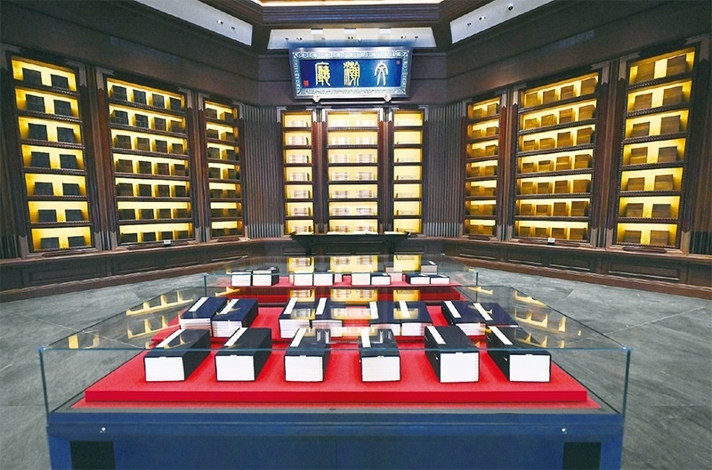 建設(shè)中國(guó)國(guó)家版本館，是以習(xí)近平同志為核心的黨中央作出的重大決策，是文明大國(guó)建設(shè)的基礎(chǔ)工程，是功在當(dāng)代、利在千秋的標(biāo)志性文化工程，充分體現(xiàn)了我們黨傳承發(fā)展中華文化的高度自覺(jué)、汲取歷史智慧更好走向未來(lái)的歷史主動(dòng)。圖為2023年5月拍攝的中國(guó)國(guó)家版本館中央總館文瀚廳。 新華社發(fā)