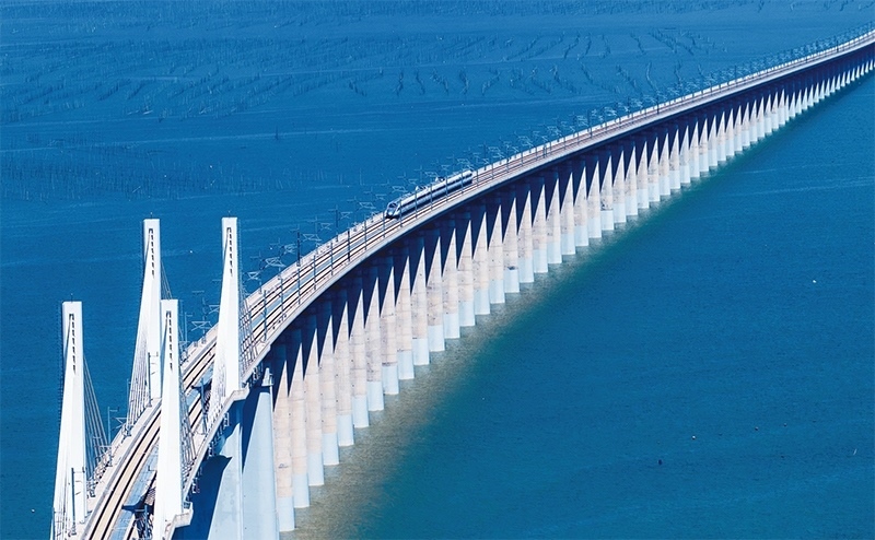 2023年9月28日，中國(guó)首條時(shí)速350公里跨海高鐵——福廈高鐵正式開(kāi)通運(yùn)營(yíng)。圖為一列運(yùn)行試驗(yàn)車(chē)組駛過(guò)福廈高鐵湄洲灣跨海大橋（9月19日攝，無(wú)人機(jī)照片）。 新華社記者 魏培全/攝
